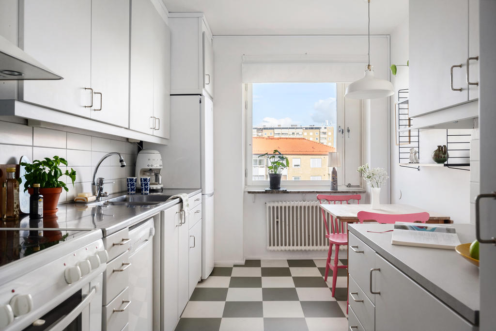 Charmigt och tidstypiskt kök med nya luckor och diskmaskin