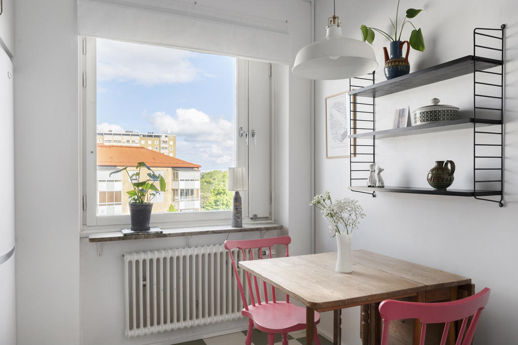 Matplats med fönster mot innergård.