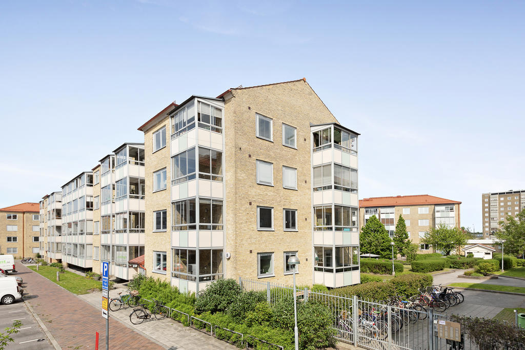 Lägenheten ligger högst upp på den fjärde våningen.