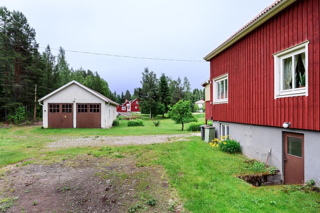Stor garagebyggnad
