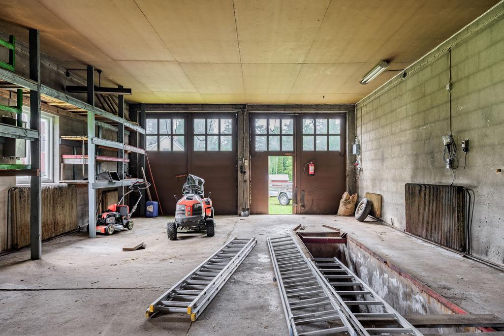 Stor garagebyggnad