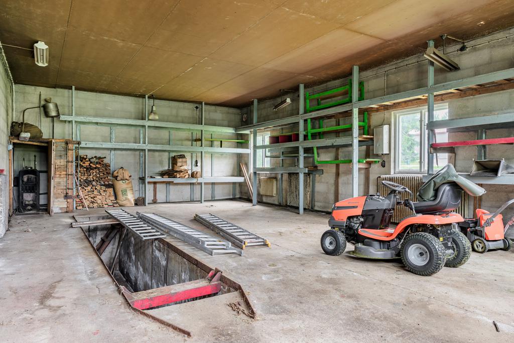 Stor garagebyggnad