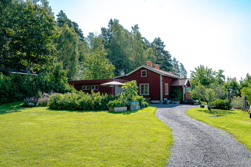 Grusad uppfart mot hus och garage