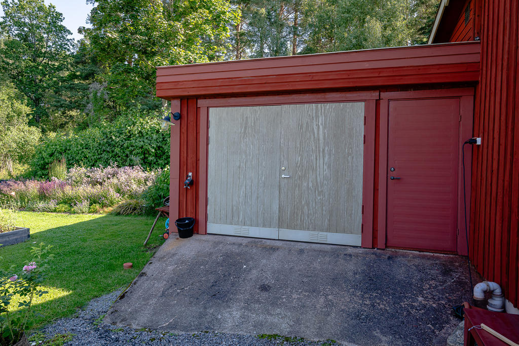 Vidbyggt garage