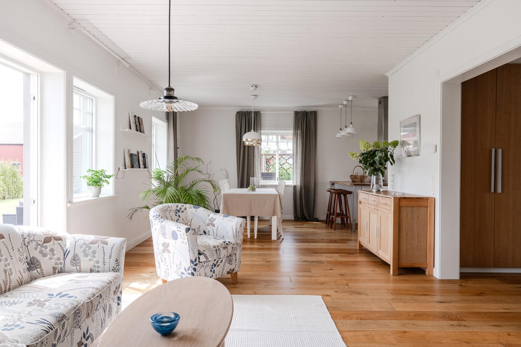 Vardagsrummet är som gjort för härligt umgänge. Stora fönster med härligt ljusinsläpp som tar till vara på vyerna. Här leds ni ut till den härliga uteplatsen. Här finns gott om plats till både matsalsdel och soffgrupp.