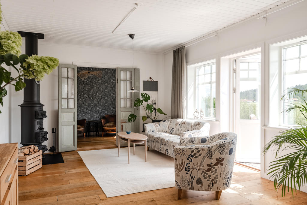 Mysig plats framför den vackra gjutjärnskaminen. Golvet är enstavig massiv ekparkett likt resterande våningsplanen.