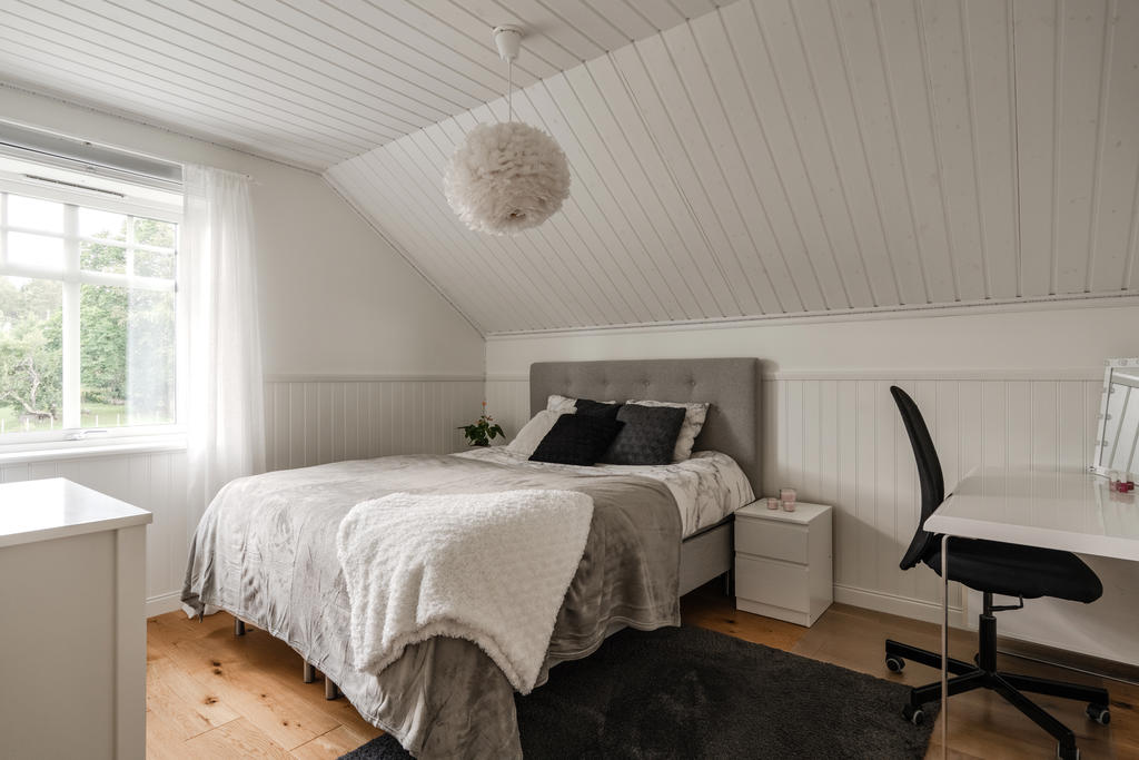 Två sovrum som delar den motsatta gavelsidan. Båda i en motsvarande storlek om varandra för att rymma säng och arbetshörna. Mellan rummen finns en större klädkammare med platsbyggda hyllor och stänger. 