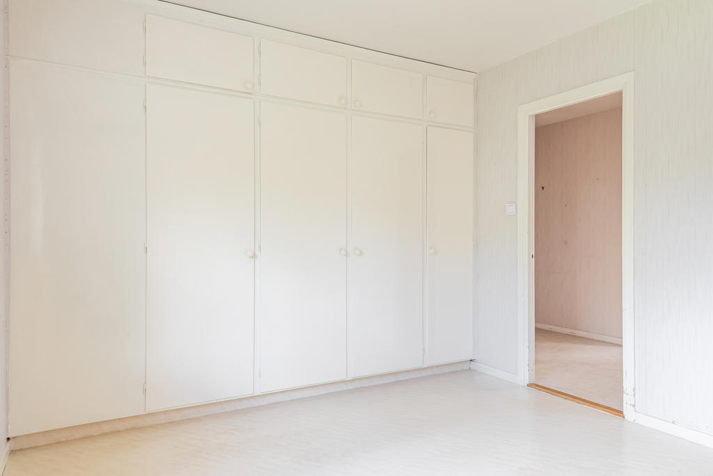 Sovrummet har inbyggda garderober som underlättar förvaringen.