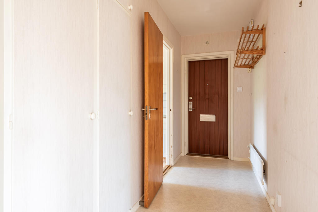 Hall med plats för skohylla och hatthylla. Dessutom finns inbyggda garderober!