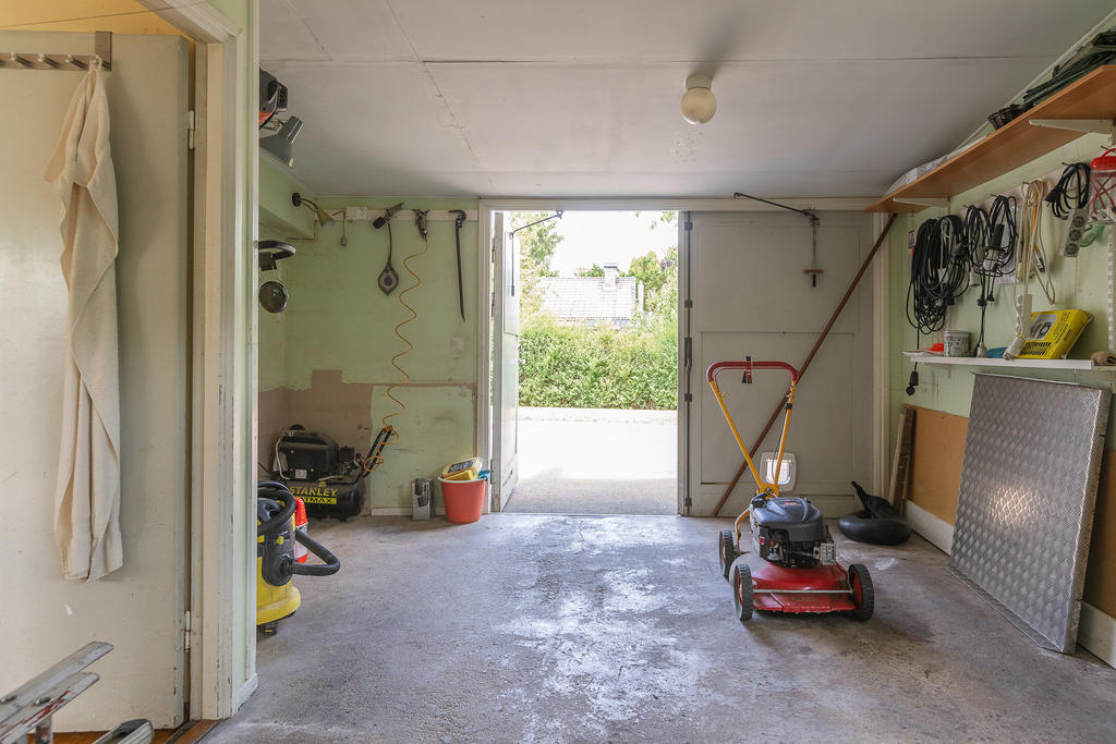 Garage med dubbeldörrar