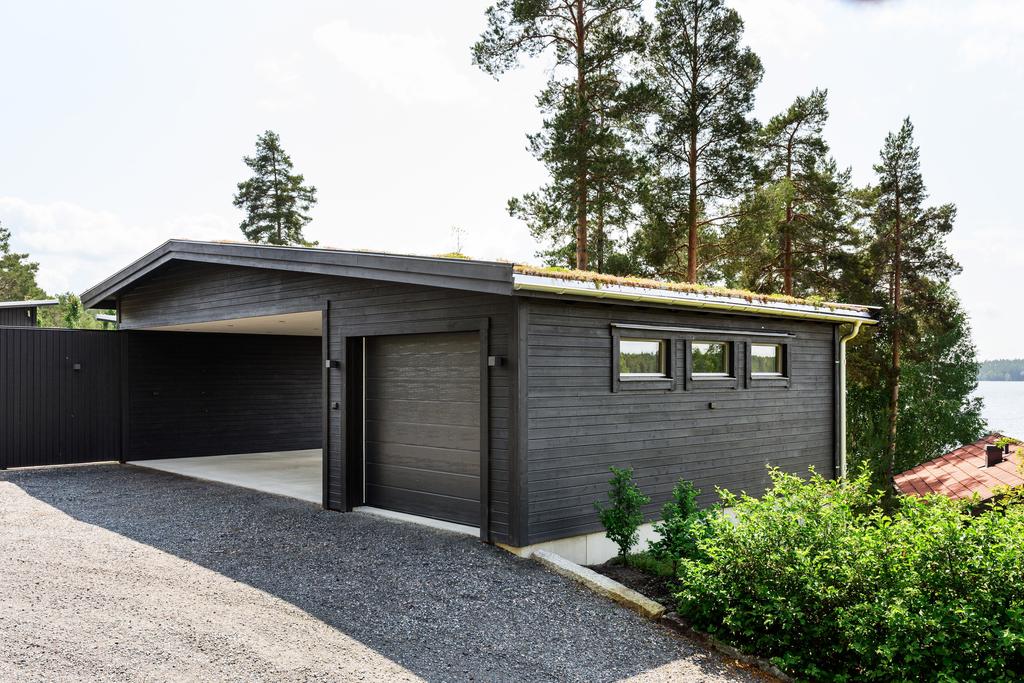 Dubbel carport med vidbyggt garage