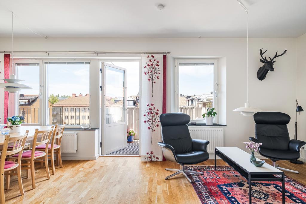 Utgång till balkong med eftermiddagssol