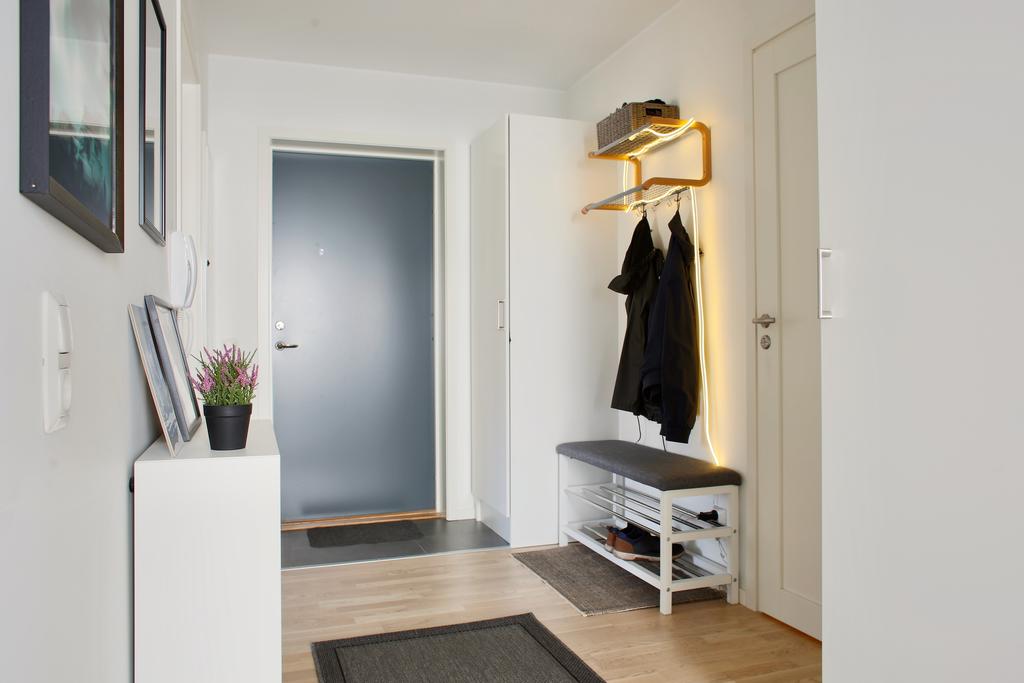 Klädavhängning på hatthylla och ytterligare avhängning/förvaring i garderob 