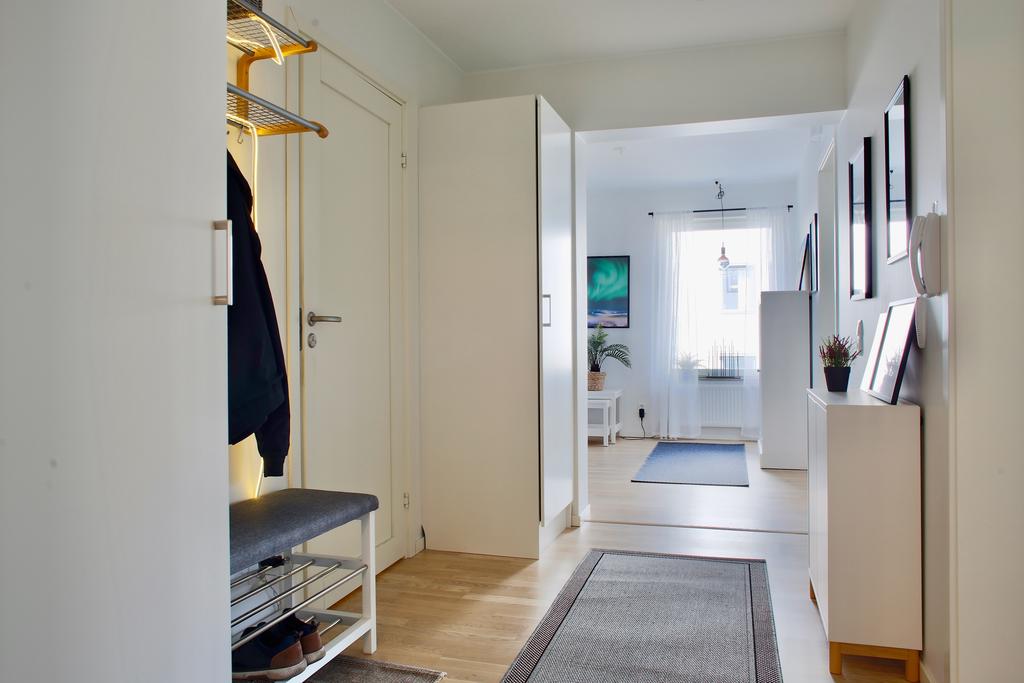 Hall med vy in mot lägenheten