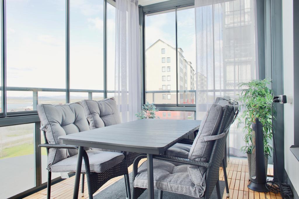 Plats för möblemang. Trätrall på golvet och takskenor för upphängning