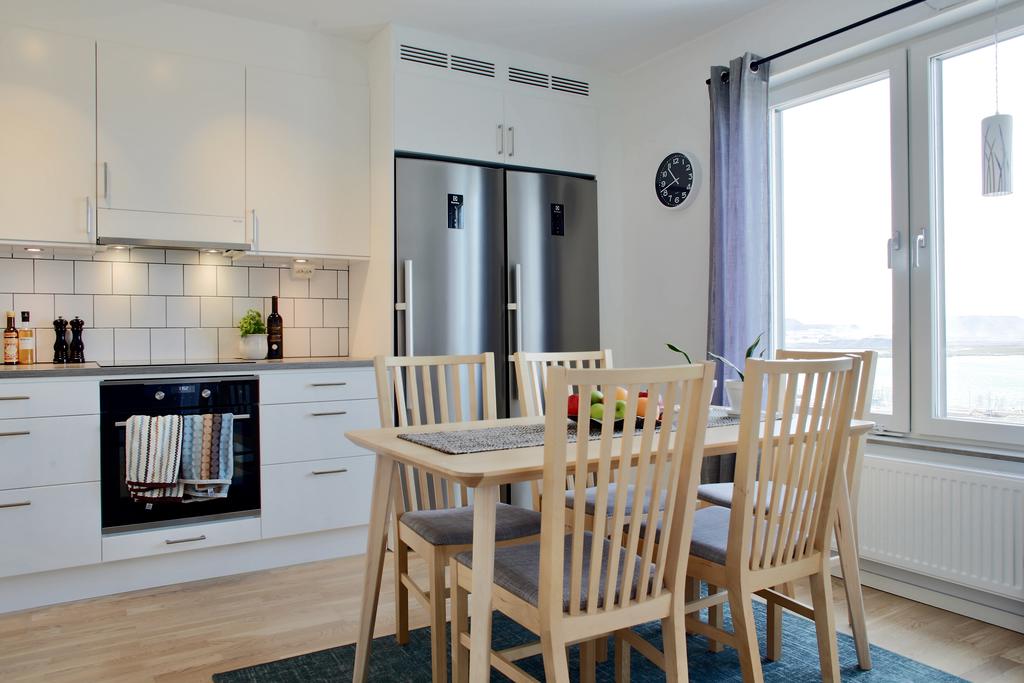 Plats för matbord vid fönstret 