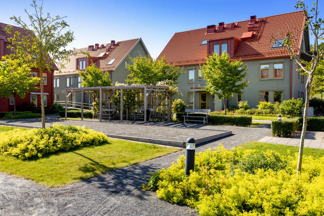 Trivsam innergård med aktiviteter för stora och små