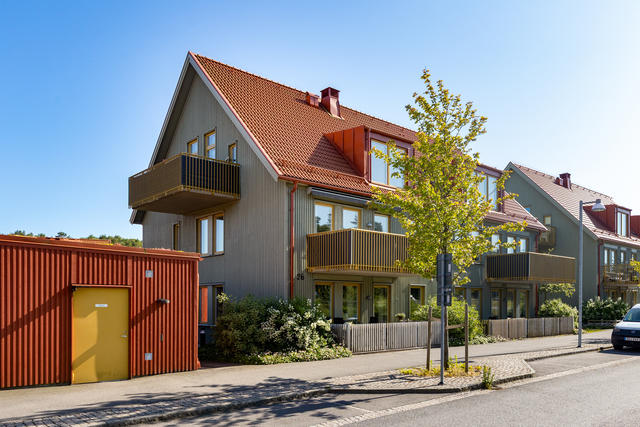 Stor generös balkong med kvällssol