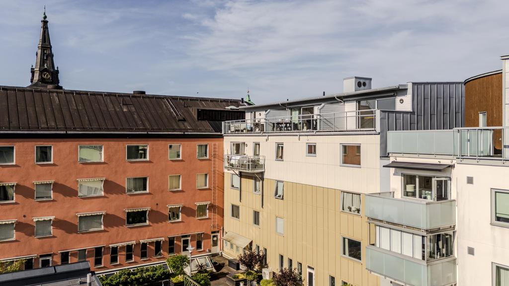 Balkongen ligger fri från insyns mot den lugna innergården