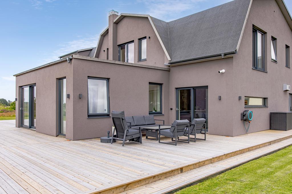 Social yta intill huset med avskild terrass för loungemöbler. Huset har även kameraövervakning runt om fastigheten.