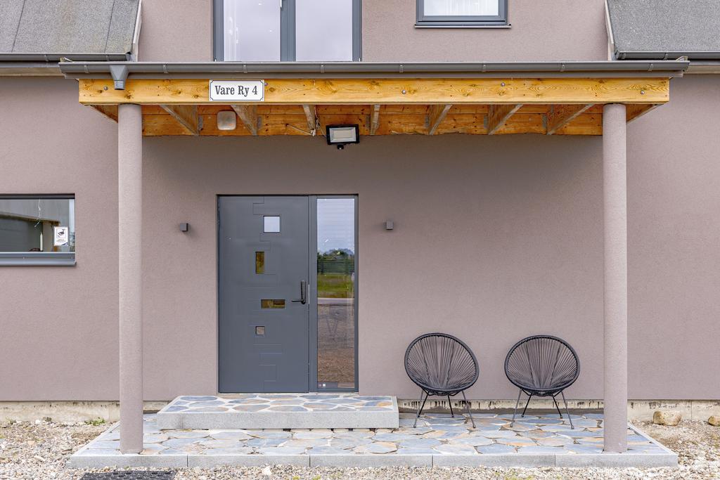 Husets huvudentré med skyddande tak och är belagt med fina stenplattor 