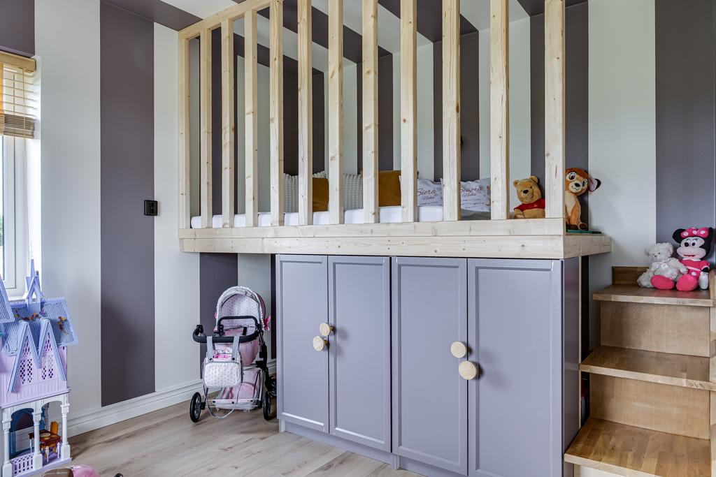Mysigt barnrum med plats för både lek och förvaring.