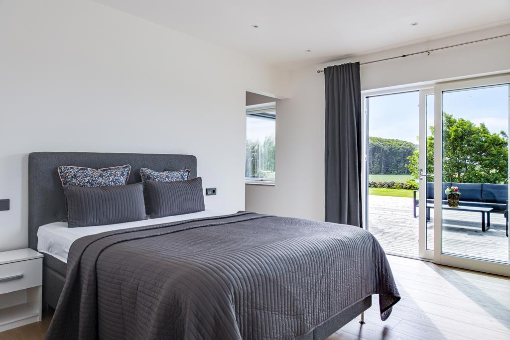 Rymligt sovrum med direkt utgång till altan och trädgård.
