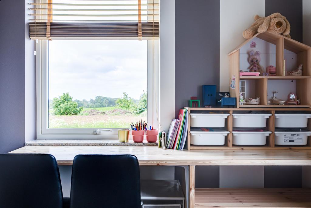 Vy från skrivbordet i barnrummet på första våning. 