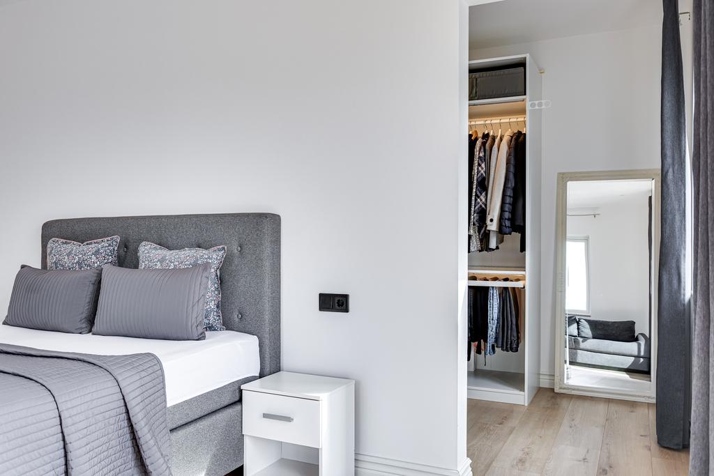 Sovrummet har en avskärmat garderobsavdelning med modern belysning.