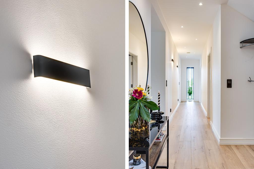 Hallen med detaljbild på modern belysning. 