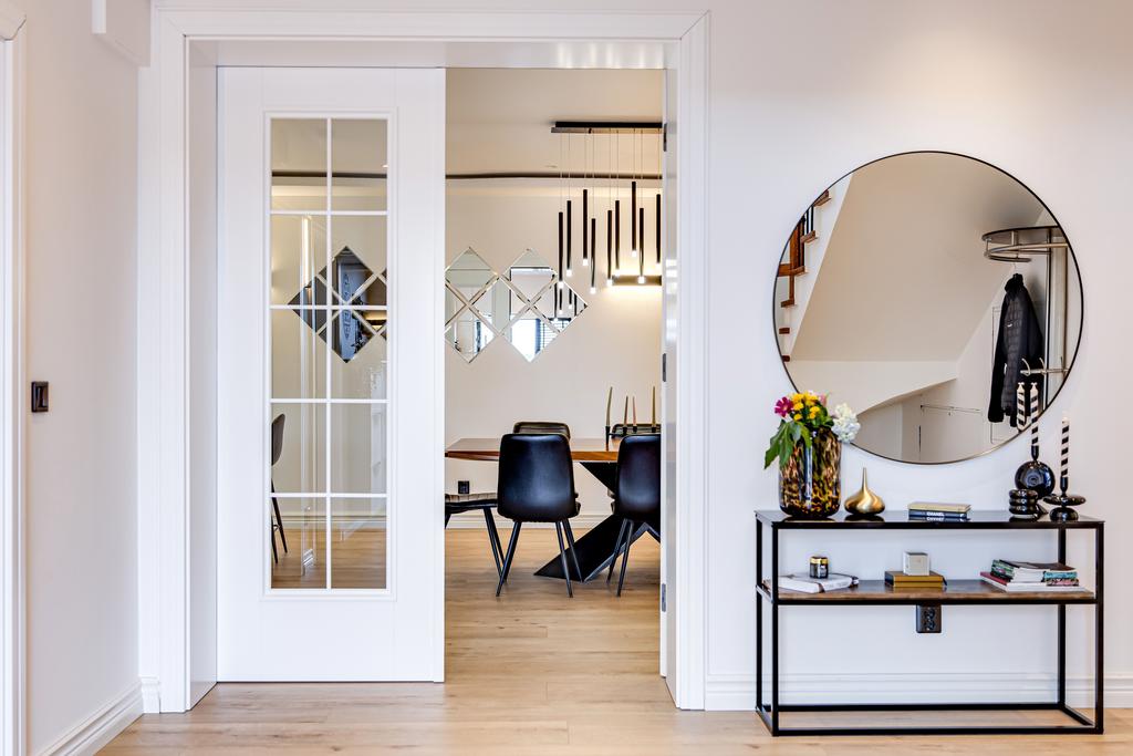 Köket med matplats nås genom den eleganta glasdörren.