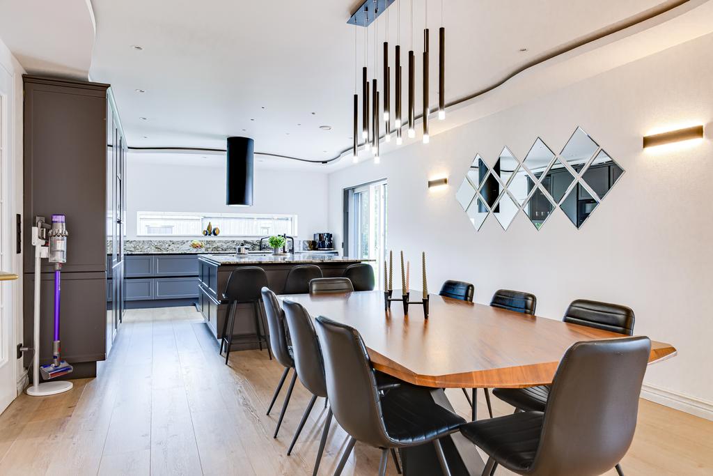 Köket har en öppen planlösning med plats för större matsalsbord och socialt umgänge.