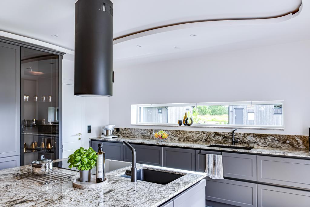 Öppna arbetsytor och vinklade fönster för extra ljusinsläpp.