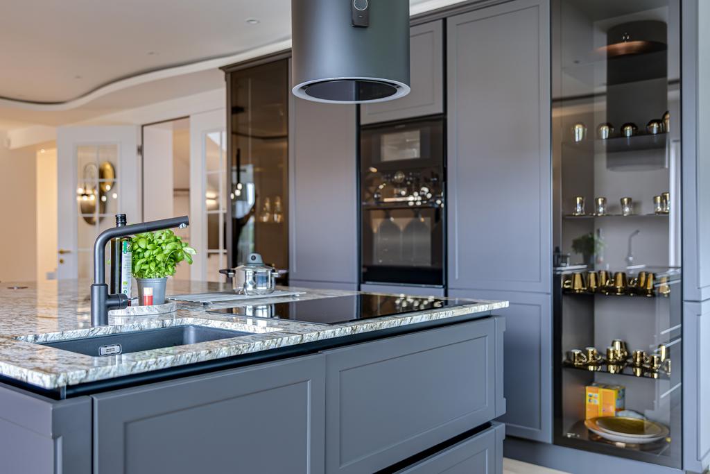 Kökets smarta design erbjuder bekvämlighet med effektiva arbetsytor, integrerade vitvaror och en layout som underlättar både vardag och matlagning för flera.