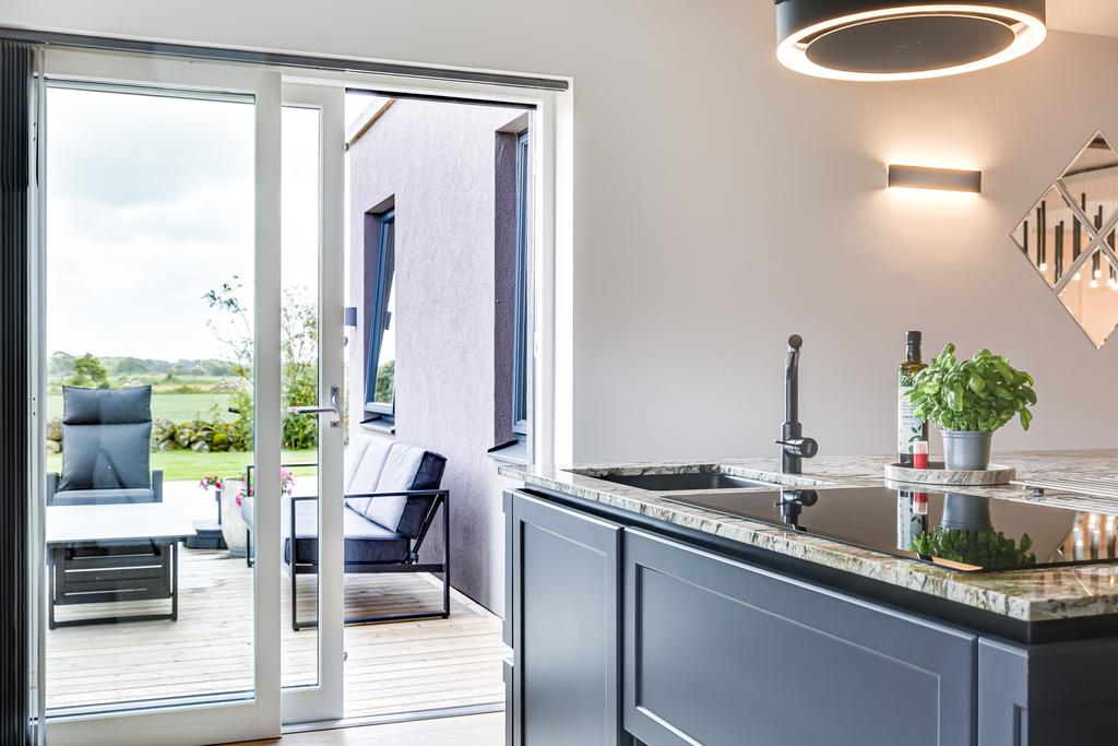 Smidig utgång från kök till uteplats – perfekt för servering och umgänge.