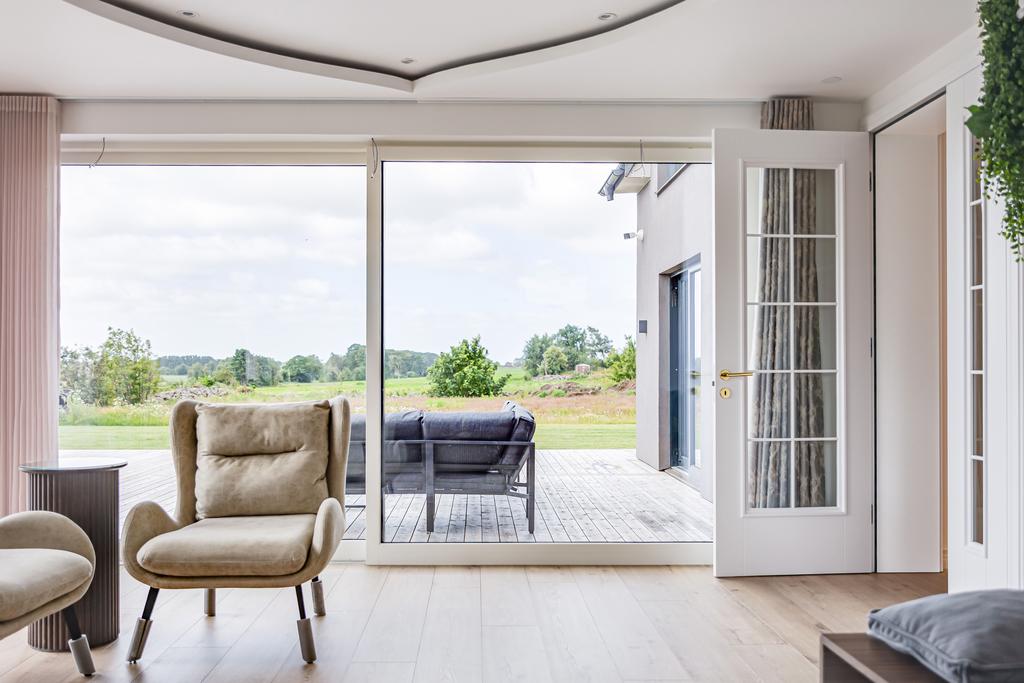 Söderläge med skjutdörrar och naturnära känsla. 