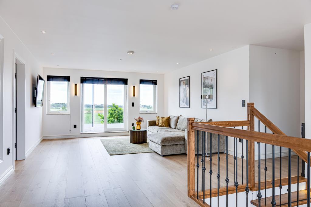 Allrum med ljusa väggar och modern detaljbelysning. 