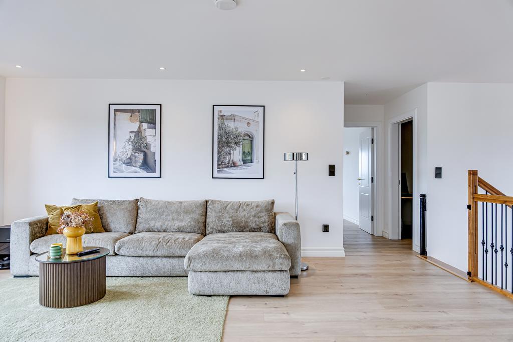 Allrummet på övervåningen är rymligt och används idag som ett andra vardagsrum.