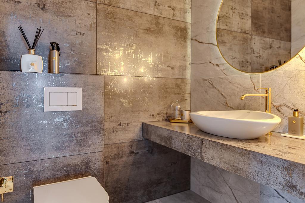 Välplanerad wc med rund spegel och påkostade detaljer.