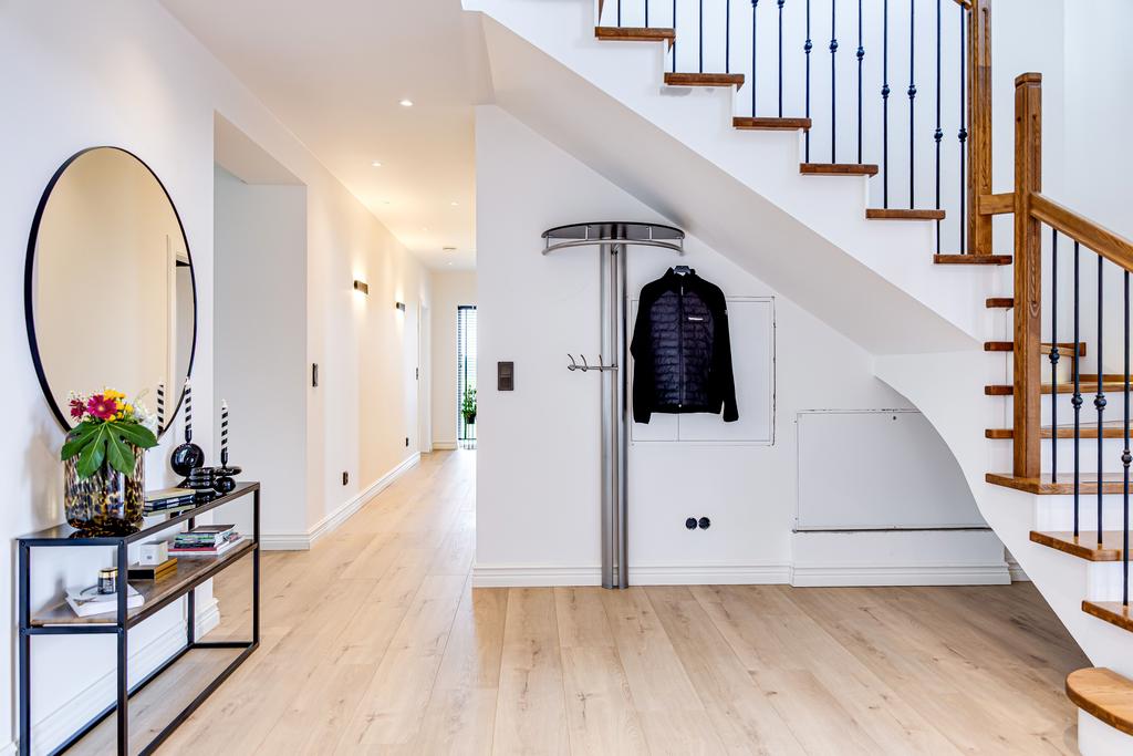 Ljus genomgående hall med avhängningsmöjligheter. 