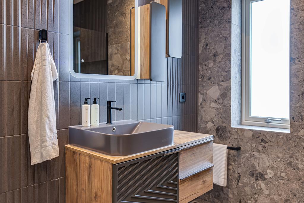 Badrummet är utrustat med exklusiva materialval och touchspegel med olika belysningsalternativ. 