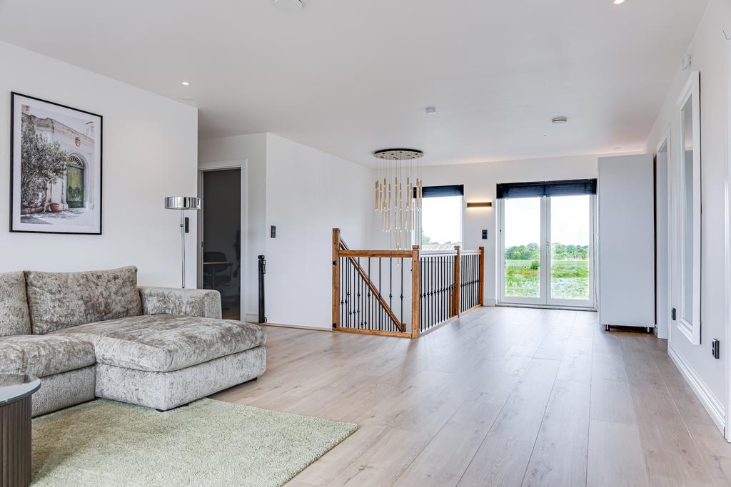 Allrummet har tillgång till balkong på två sidor av huset.