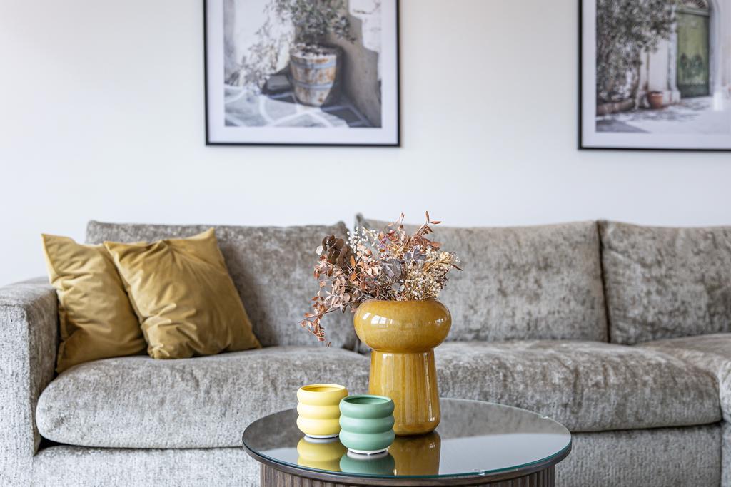 I allrummet finns en större soffa med tillhörande soffbord placerad för att ta tillvara på ljusinsläppet från rummets fönster.