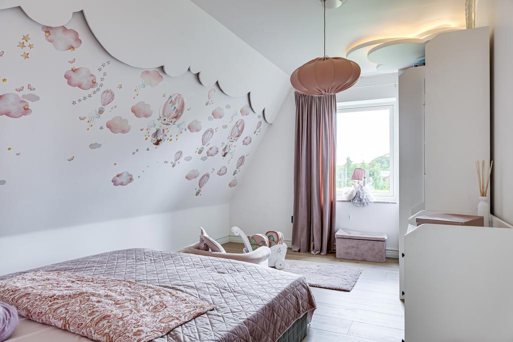 Barnrum med estetiska belysningsdetaljer.