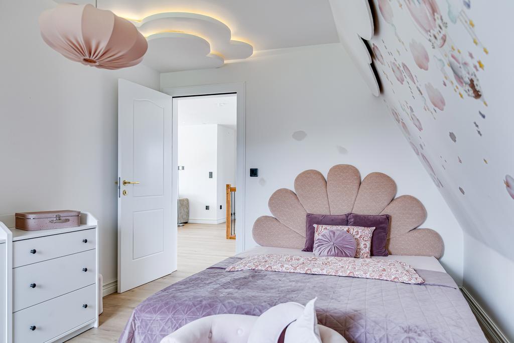 Här finns det gott om plats för en större barnsäng.