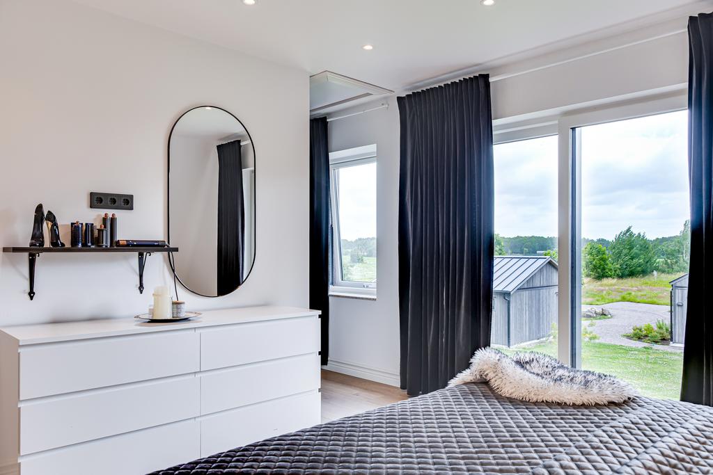 Till sovrummet tillhör även egen klädkammare och badrum.