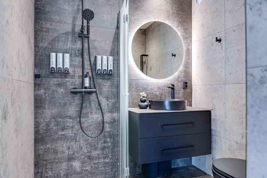 Här finns även duschmöjligheter med utfällbar glasdörr. 