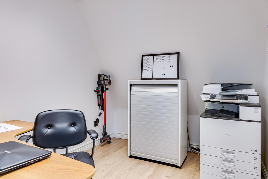 Arbetsrum/kontor med lagom stor yta för alla nödvändiga kontorsredskap och maskiner.