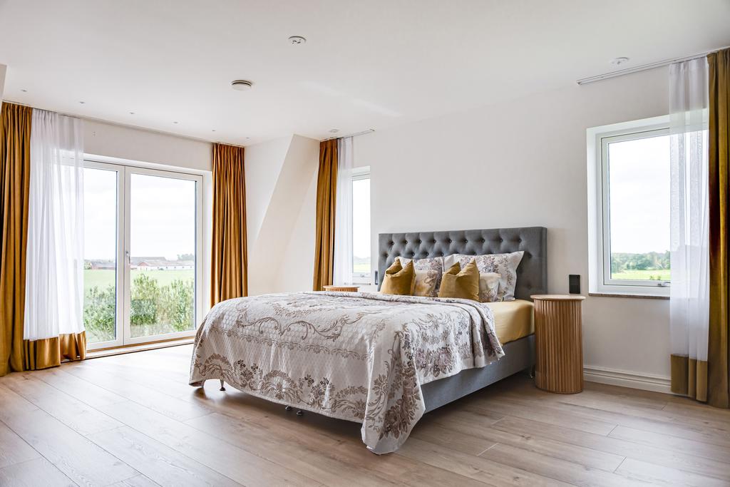 Fastighetens mastersovrum är rymligt, med många fönster och en franskbalkong som släpper in rikligt med solljus.  