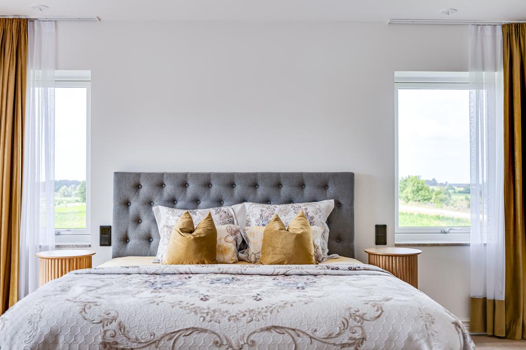 Mastersovrum har plats för dubbelsäng och fönster på bådasidorna av sängen.